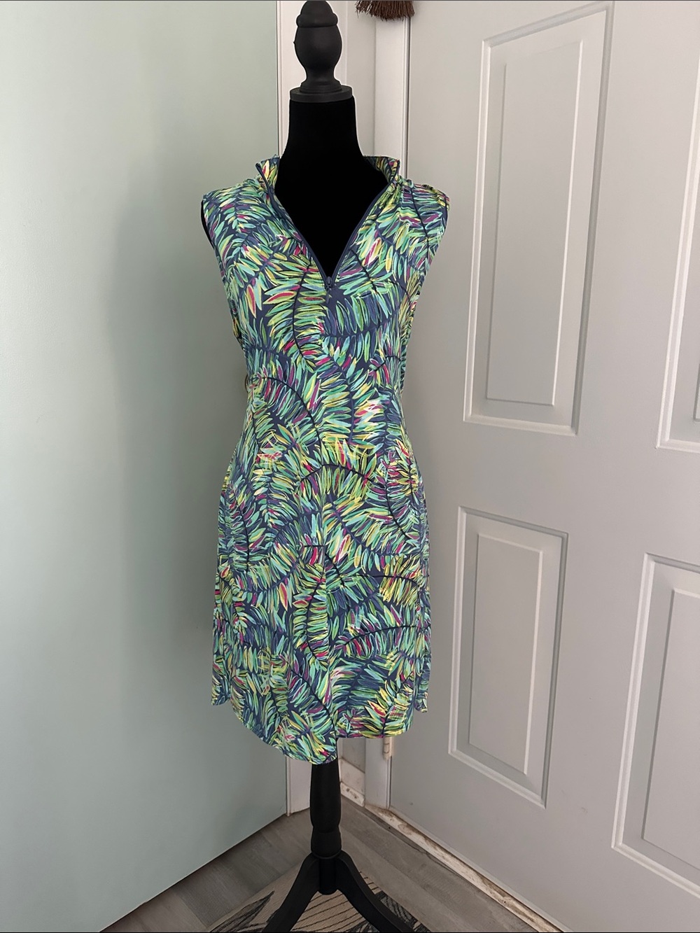 Sleeveless V-NeckDress in Teal Leaf Print